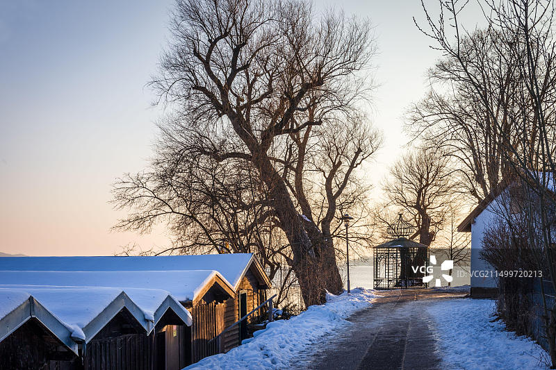 德国巴伐利亚施塔恩贝格施塔恩贝格湖的冬日夜晚图片素材