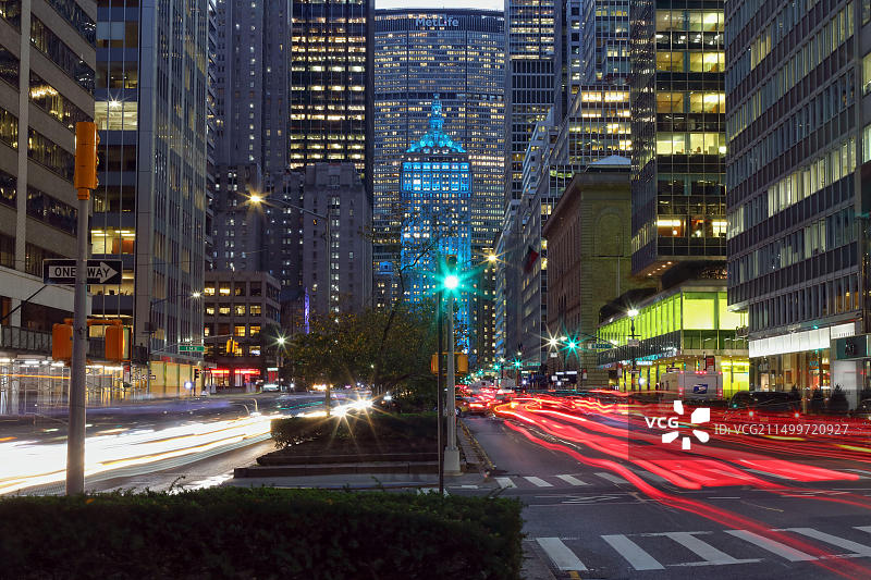 美国纽约市公园大道和海姆斯利大厦的暮光图片素材