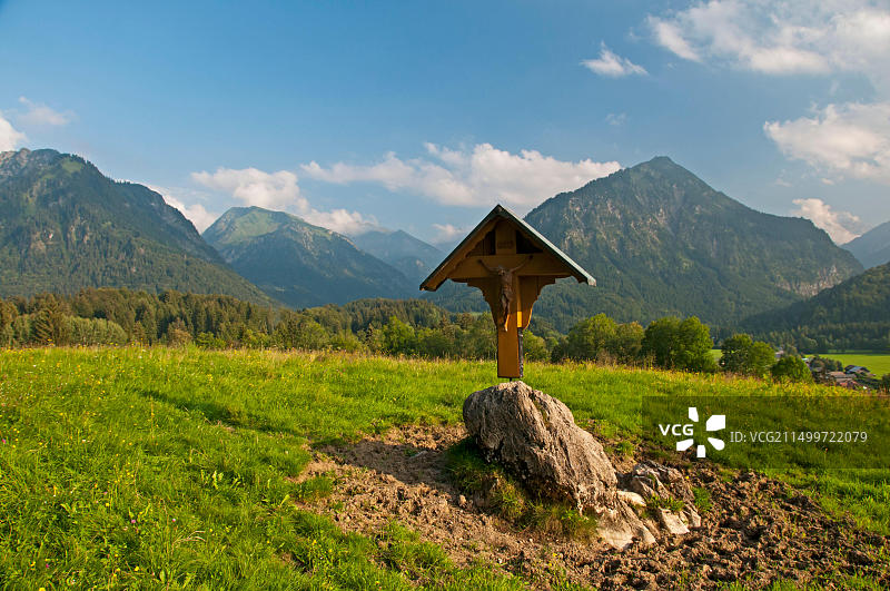 德国巴伐利亚特雷塔赫塔尔山谷的路边十字架图片素材