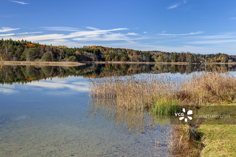 德国巴伐利亚伊菲尔道夫奥斯特湖群秋景图片素材