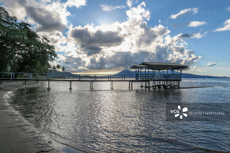 巴布亚新几内亚新不列颠岛金贝，暮色中的码头图片素材
