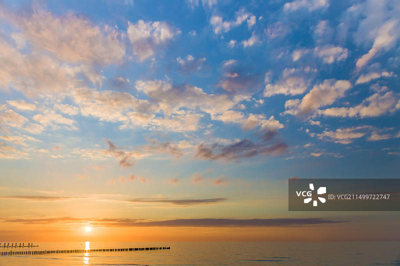 德国梅克伦堡-西波美拉尼亚州津格斯特海上日落图片素材