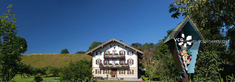 德国巴伐利亚伦格里斯农舍路边十字架图片素材