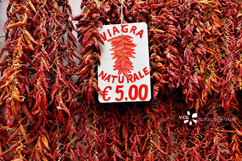 意大利坎帕尼亚阿马尔菲的蔬菜店里的辣椒图片素材