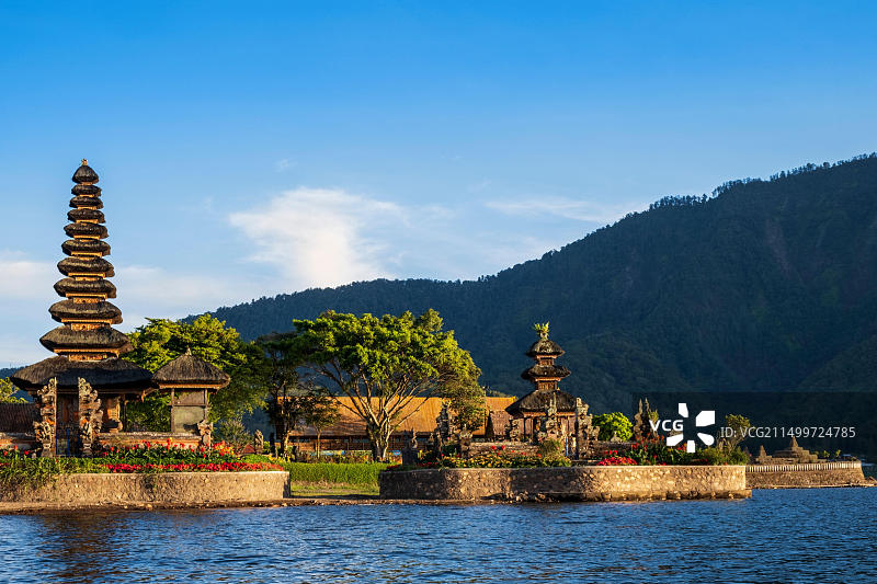 印度尼西亚巴厘岛布拉坦湖布拉坦印度教寺庙和Catur火山森林图片素材
