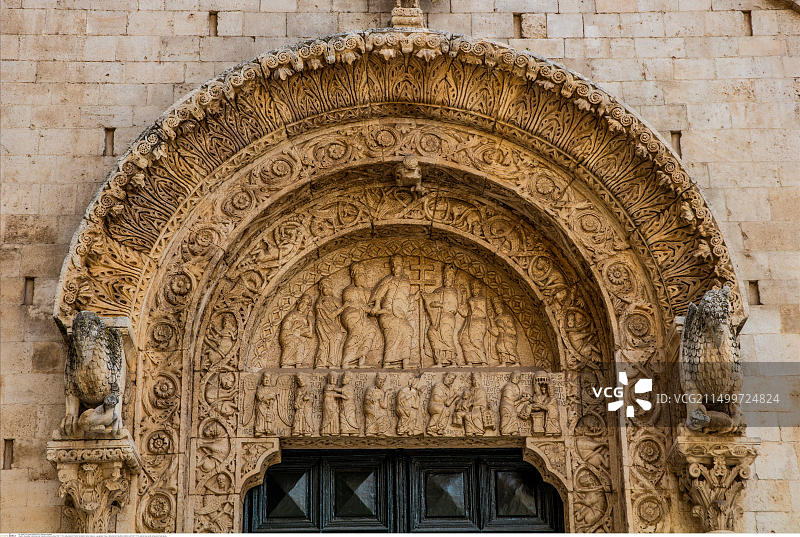 圣瓦伦蒂诺主教座堂外景（意大利比托onto，建于1087-1114年）图片素材