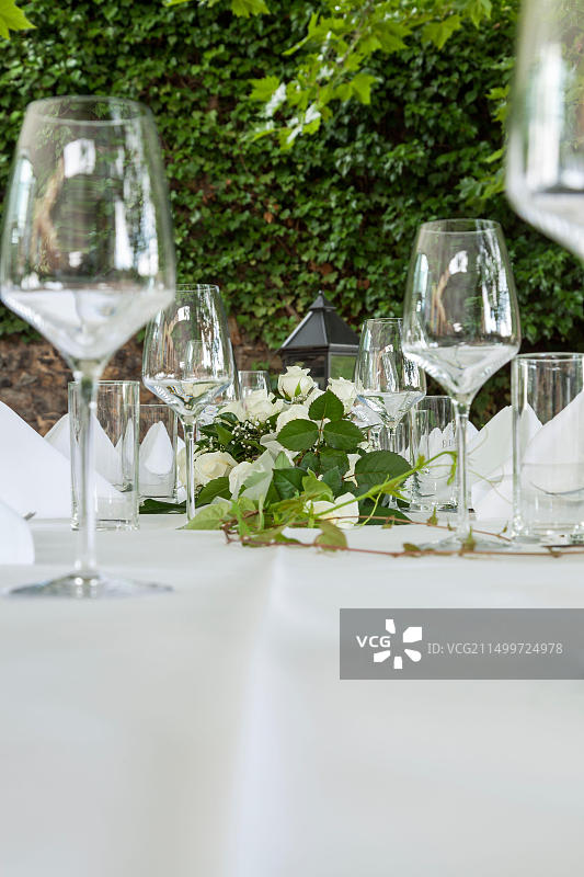 德国黑森州厄斯特里希-温克尔城堡餐厅餐桌图片素材