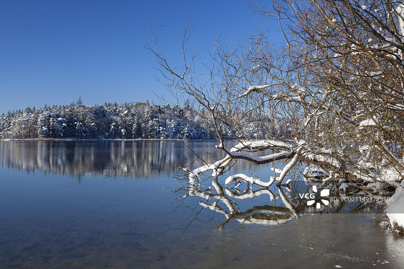 德国巴伐利亚州伊费尔道夫奥斯特湖群冬季景色图片素材