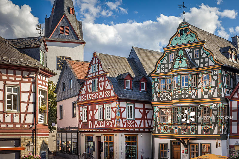 德国黑森州伊德斯坦因：集市上的历史半木结构房屋图片素材