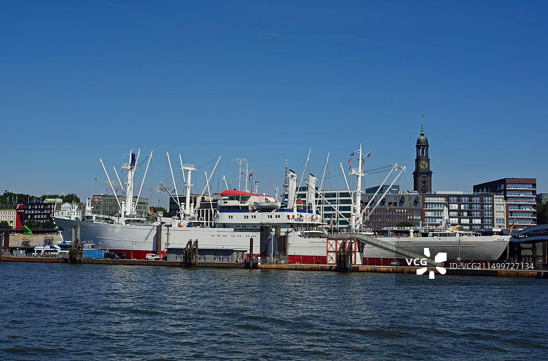 德国汉堡易北河上的圣迭戈角号和圣米迦勒教堂（无法提供额外版权信息）图片素材