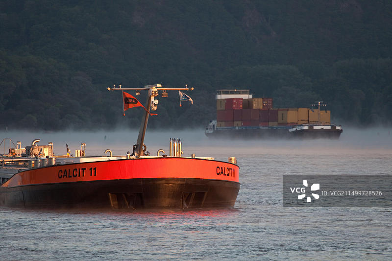 地理/旅游，德国莱茵兰-普法尔茨，莱茵河畔宾根，驶往莱茵河的货船图片素材