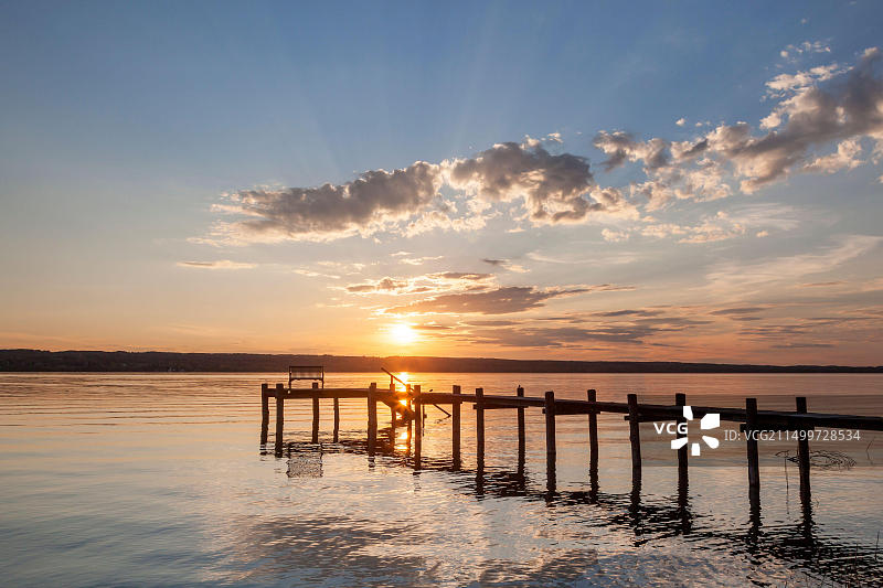 德国巴伐利亚州安德克斯阿默湖日落时的步行桥图片素材