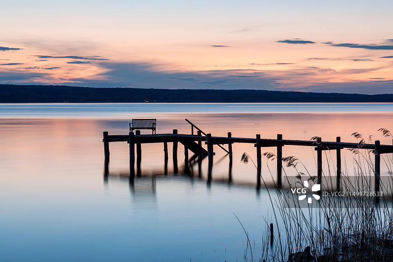 德国巴伐利亚州安德克斯阿莫尔湖黄昏栈桥图片素材
