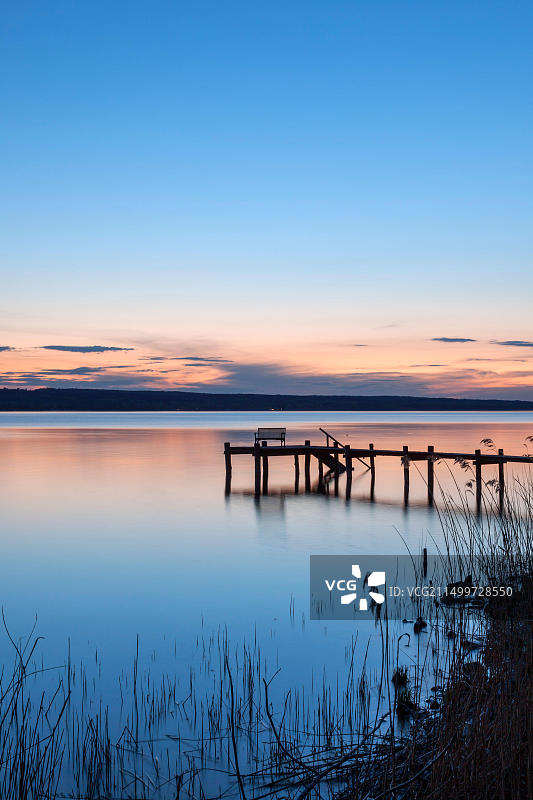 德国巴伐利亚州安德克斯阿莫尔湖黄昏栈桥图片素材