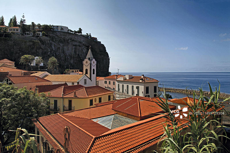 葡萄牙马德拉岛风光：远眺蓬塔杜索尔教堂图片素材