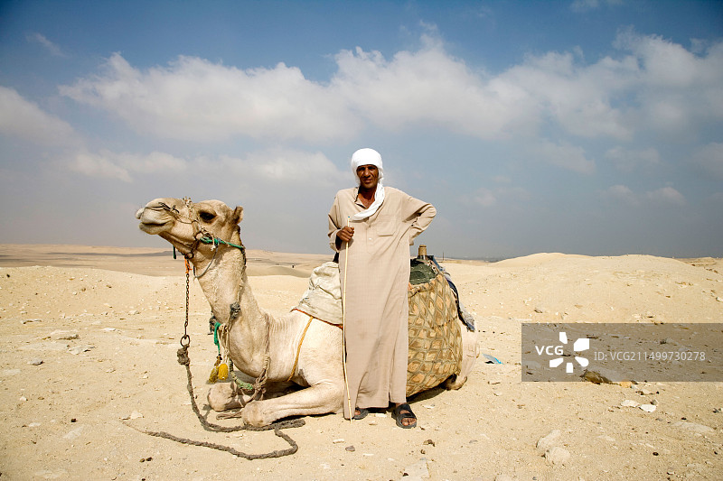 埃及当地人骆驼骑行，埃及旅游，埃及假日，金字塔，埃及当地生活，埃及文化图片素材