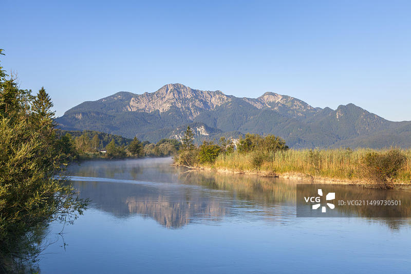 德国科赫尔湖畔洛伊萨赫河与赫尔佐格山风光图片素材