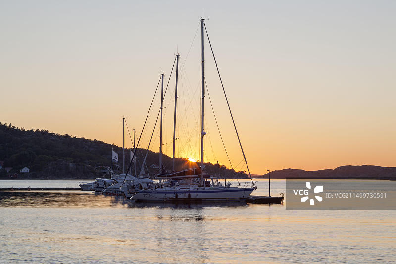 瑞典布胡斯伦群岛Fjaellbacka码头日落帆船图片素材