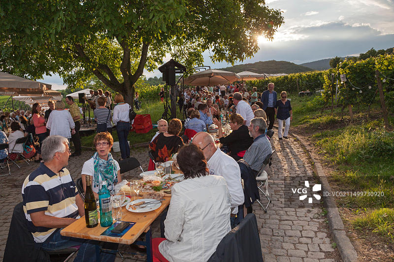 德国黑森州埃伯巴赫修道院斯坦伯格公司餐桌图片素材