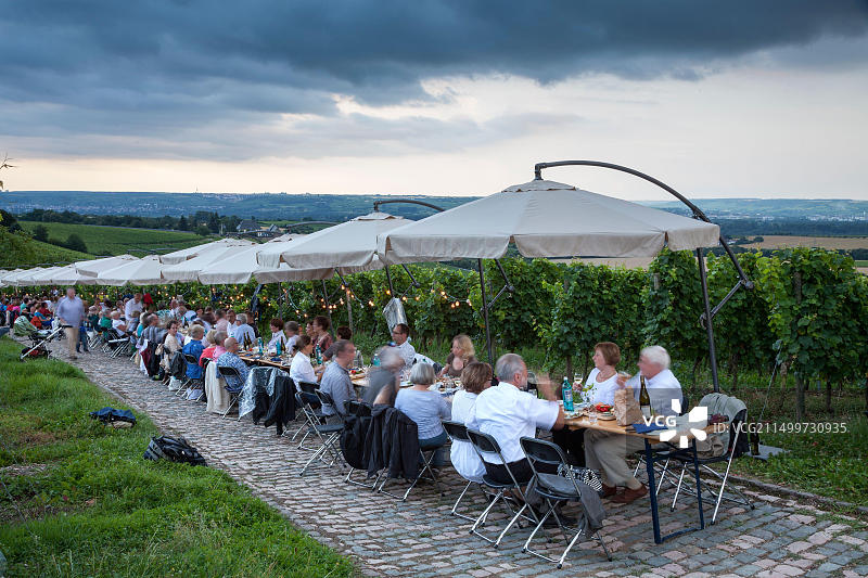 德国黑森州埃伯巴赫修道院斯坦伯格公司餐桌图片素材