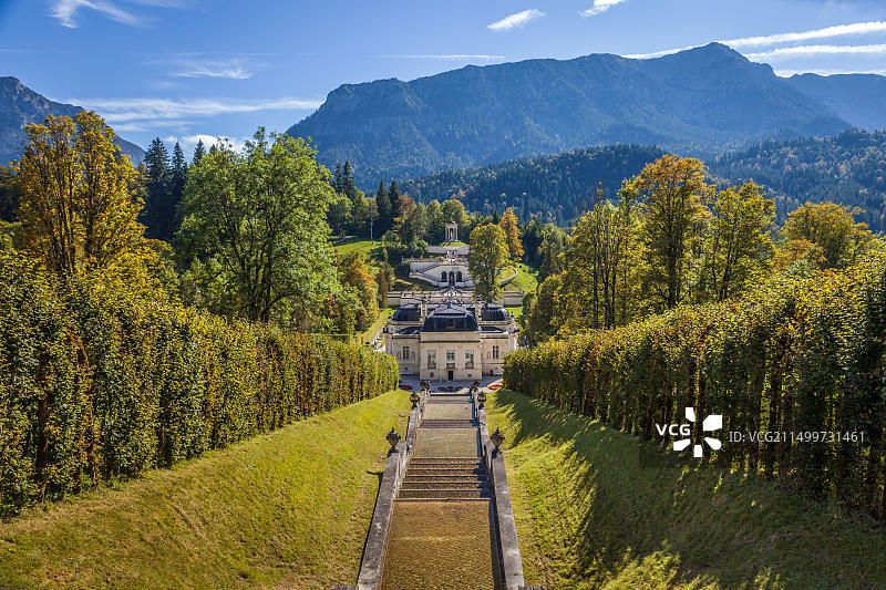 德国埃塔尔林德霍夫城堡公园瀑布图片素材