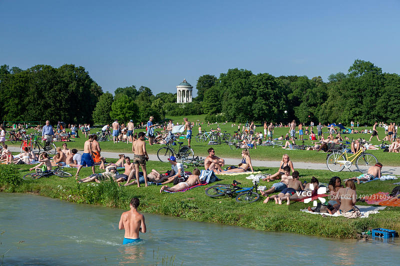 德国巴伐利亚慕尼黑英国花园施瓦宾溪夏日风光图片素材