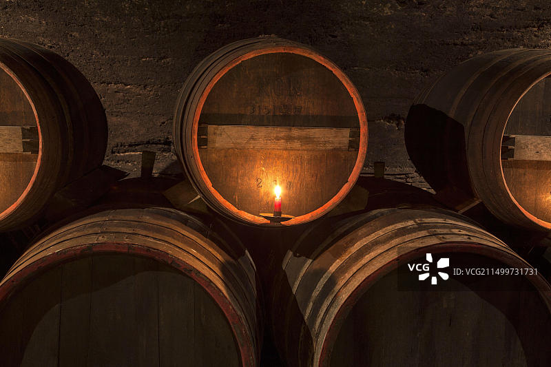 德国莱茵兰-普法尔茨葡萄酒窖橡木桶图片素材
