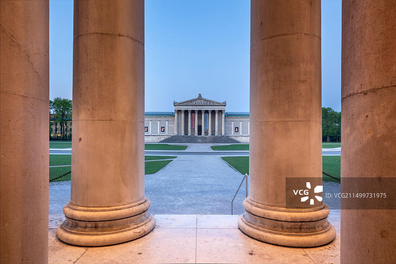 德国巴伐利亚州慕尼黑：从皇家广场眺望古代雕塑博物馆图片素材