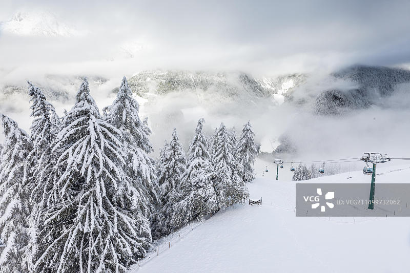 意大利南蒂罗尔克劳斯山雪景：阿恩河谷风光图片素材
