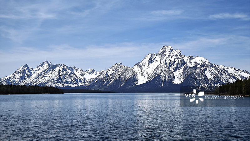 杰克逊湖边的雪山图片素材