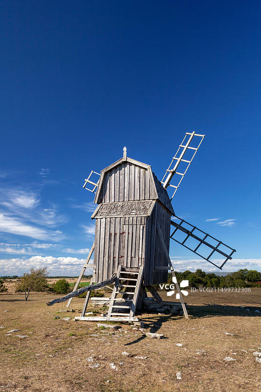 瑞典厄兰岛Gettlinge墓地上的柱式风车图片素材