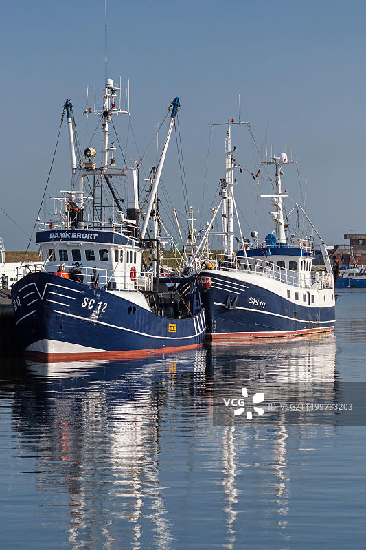 德国石勒苏益格-荷尔斯泰因州比苏姆渔港的渔船图片素材