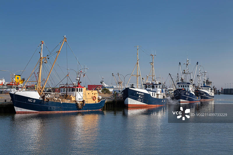 德国石勒苏益格-荷尔斯泰因州比苏姆渔港的渔船图片素材
