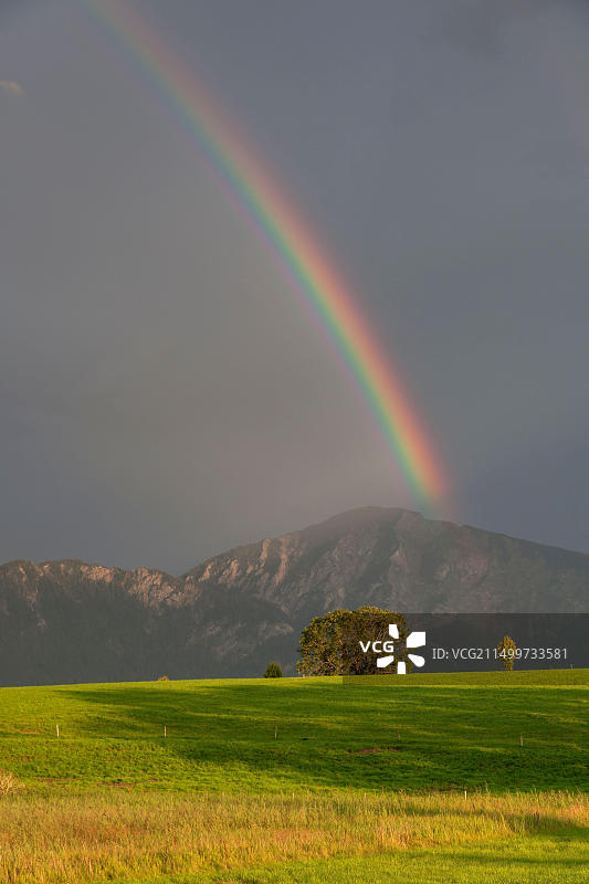 德国巴伐利亚Grossweil：Jochberg山峰上的雷暴图片素材