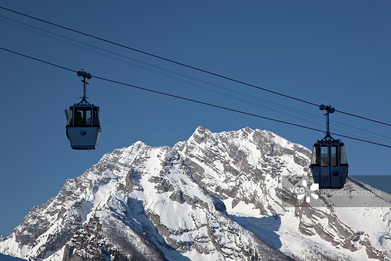 德国舍瑙国王湖，瓦茨曼山前的耶讷峰缆车图片素材