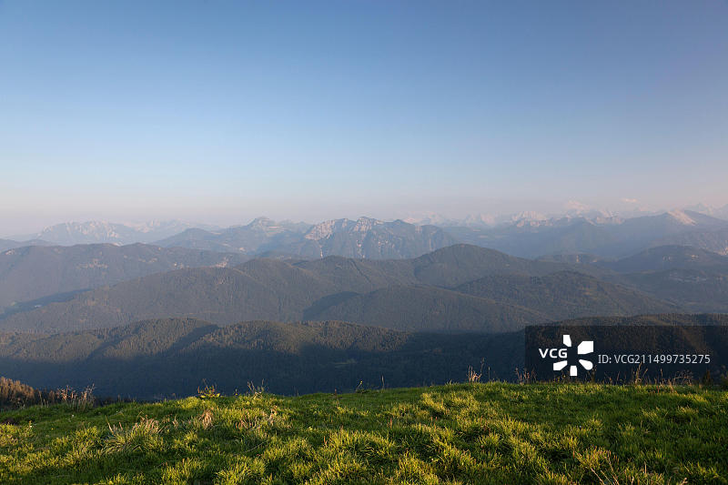 德国伦格里斯：从布劳内克看到的卡尔文德尔山夜景图片素材