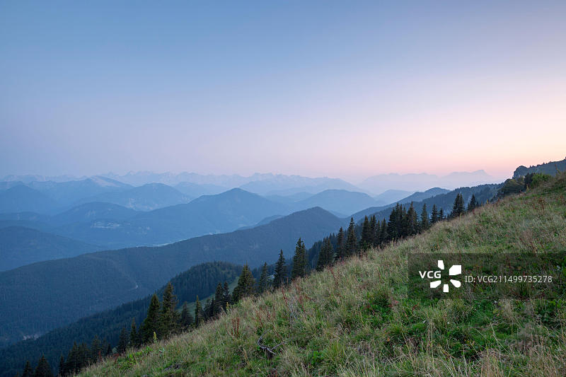 德国伦格里斯：从布劳内克看到的卡尔文德尔山夜景图片素材