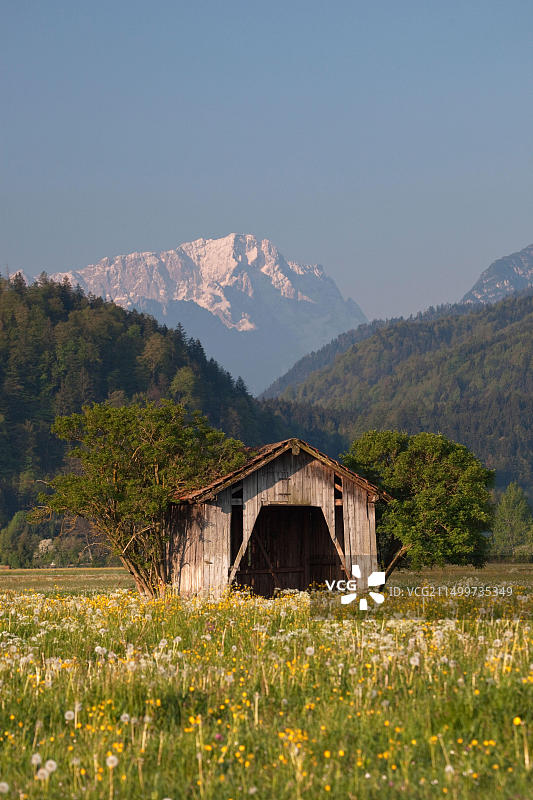 德国巴伐利亚埃申洛厄远眺雪山楚格峰图片素材