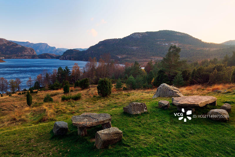 挪威Preikestolen Fjellstue湖畔的石制野餐点图片素材