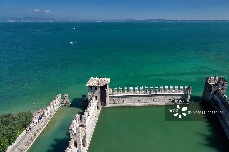 意大利伦巴第斯卡利杰罗城堡眺望旧港图片素材