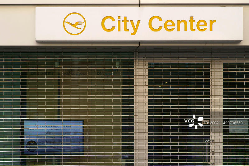 法兰克福一家倒闭商店的橱窗上方的汉莎航空旅行社标志图片素材