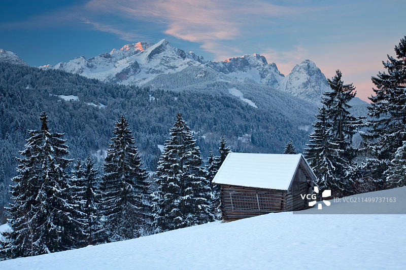 德国巴伐利亚加米施-帕滕基兴冬季韦特施泰因山脉图片素材