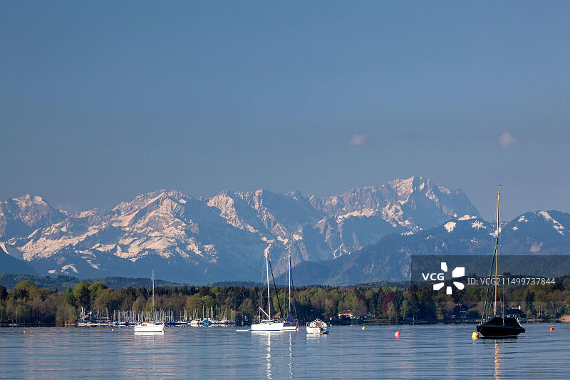 德国明辛：施塔恩贝格湖与韦特施泰因山脉图片素材