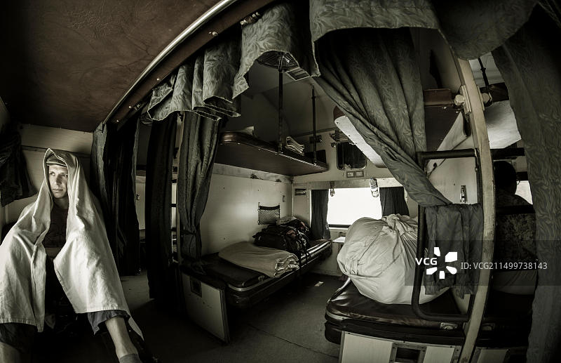 年轻男人在拉贾斯坦邦沙漠的火车旅行中图片素材