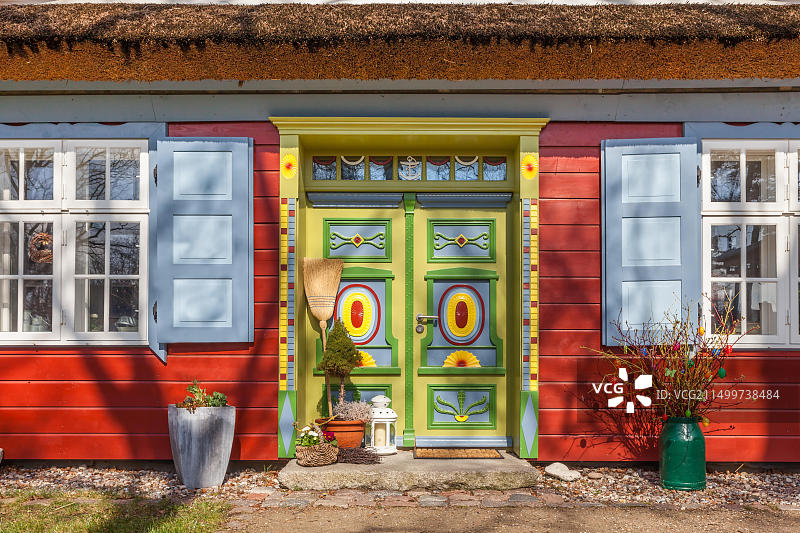 德国梅克伦堡-前波美拉尼亚州达尔斯半岛上的历史悠久茅草屋图片素材