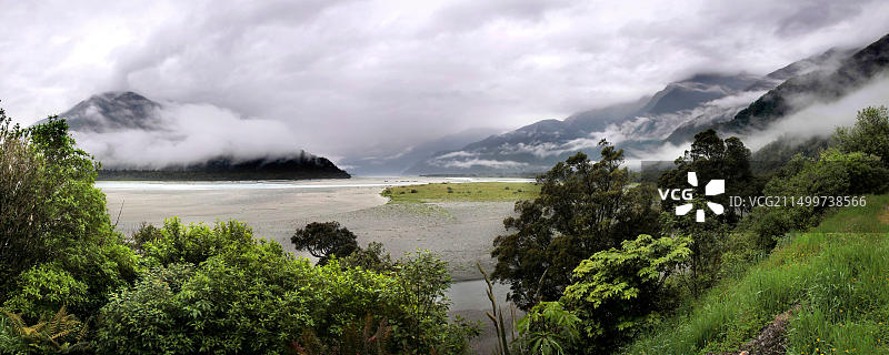 新西兰西海岸哈斯特山口雾景图片素材