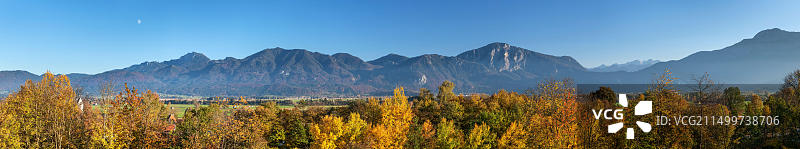 德国格罗斯韦伊尔科赫尔湖沼泽至约赫贝格峰景色图片素材