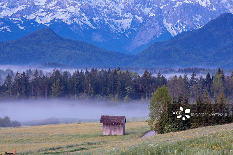地理/旅游，德国，巴伐利亚，Murnau at Staffelsee，谷仓在Murnauer Moos后面的weterste, additional - right - clear - info - not - available图片素材