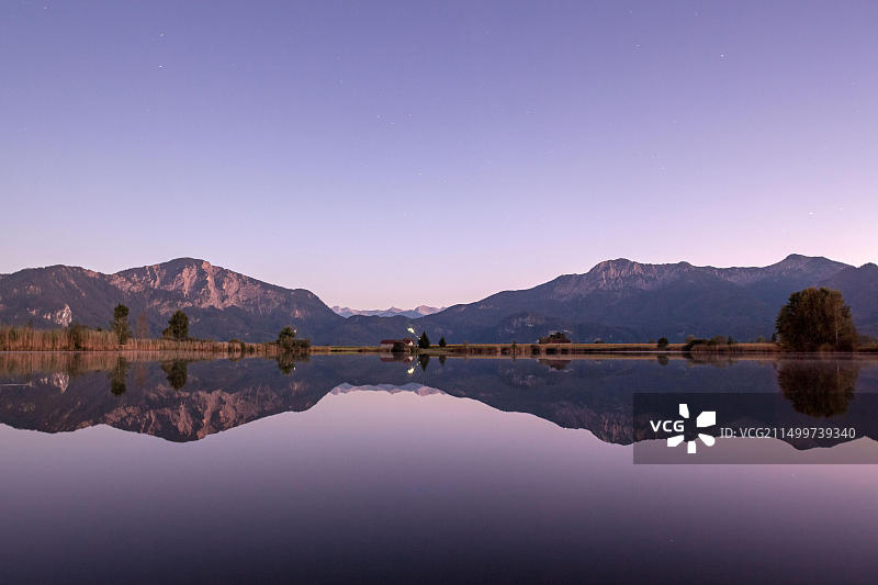 德国巴伐利亚州格罗斯韦尔，艾希湖（Eichsee）方向约赫贝格的景色图片素材