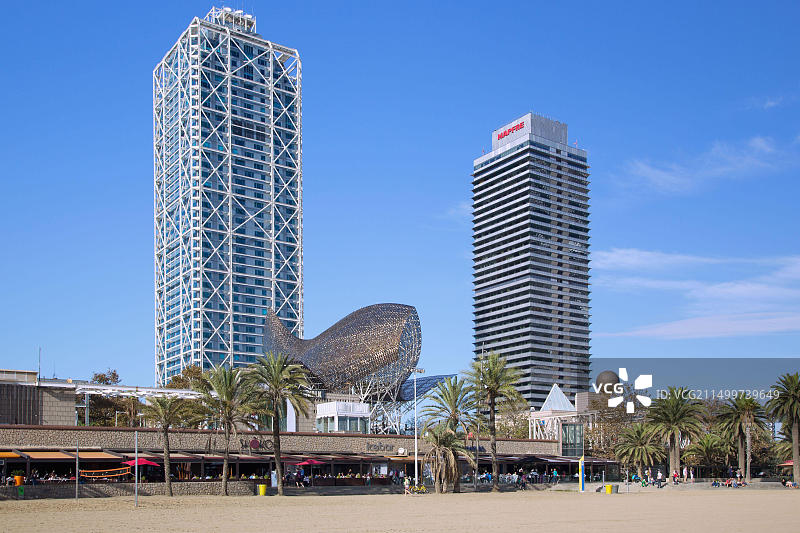 西班牙巴塞罗那巴塞罗内塔海滩和奥林匹克港口的金色鱼雕塑图片素材
